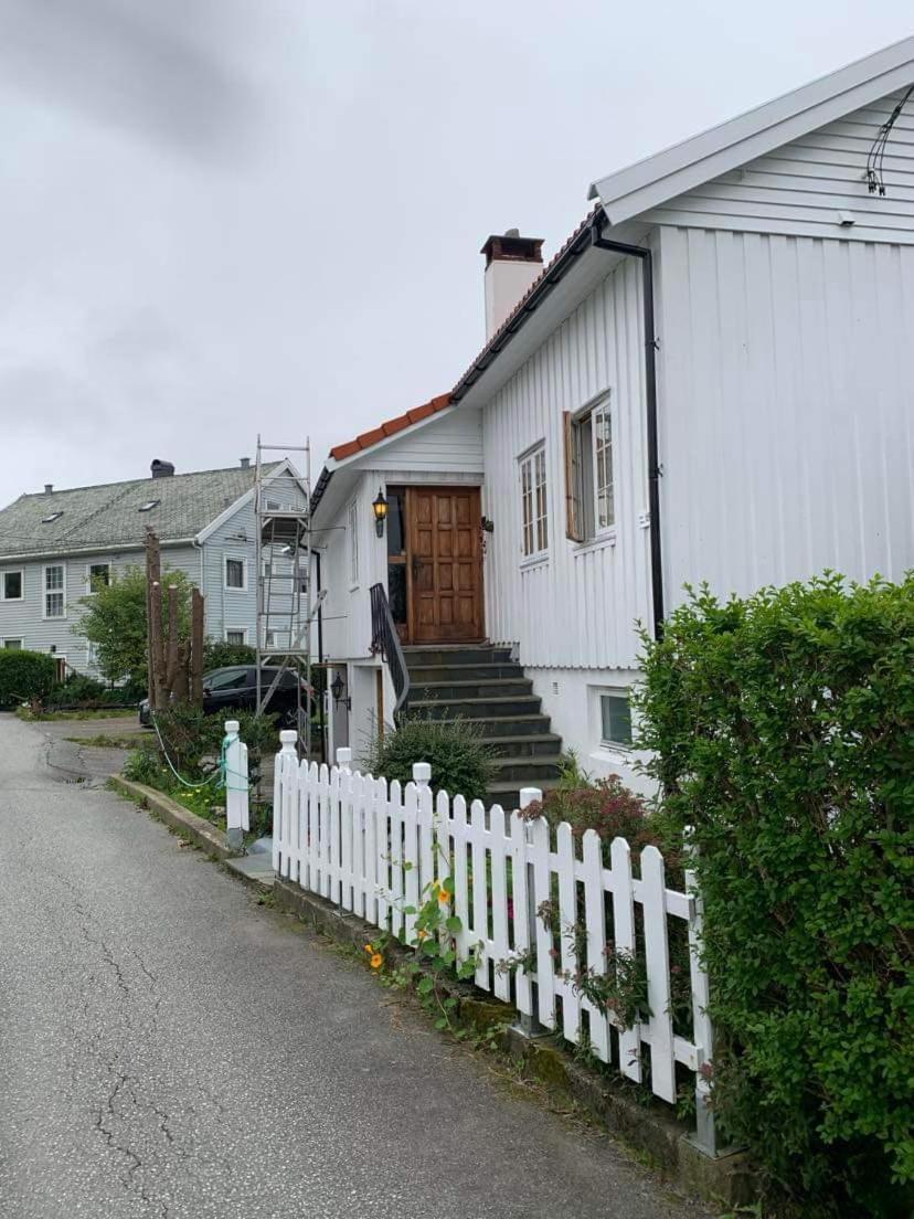 Sentrumsnaer Kjellerleilighet, Naer Sykehus Og Hogskole, Parkering Haugesund Bagian luar foto
